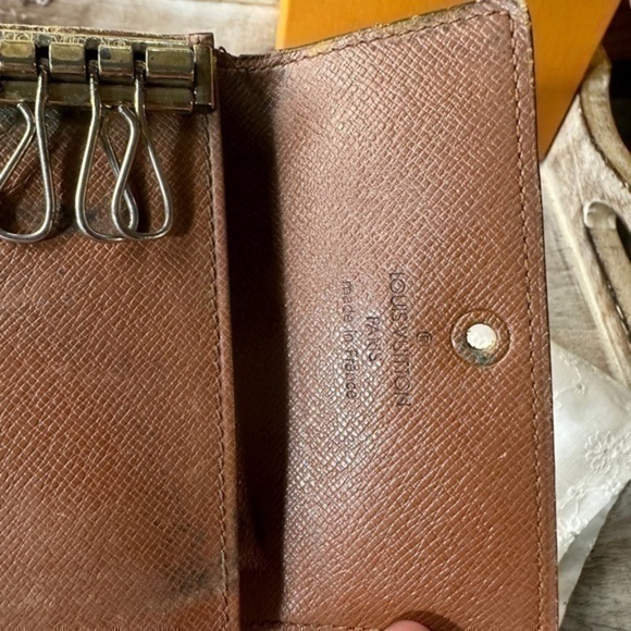 Louis Vuitton Monogram 4 ring key holder
*  *Guaranteed AUTHENTIC - Picture 6 of 12